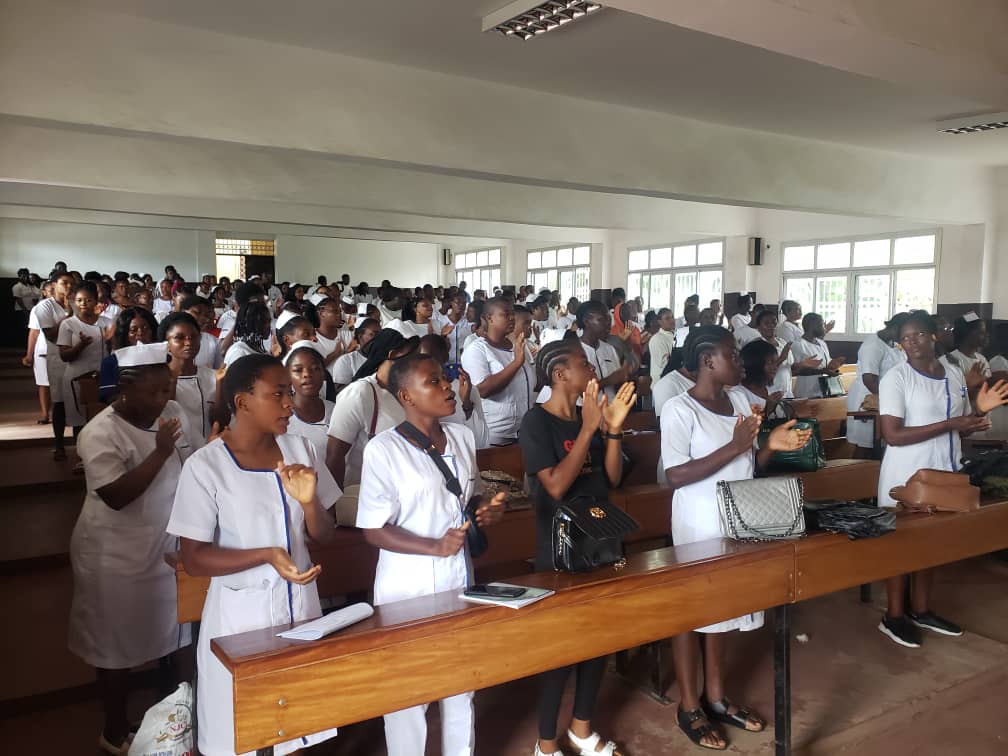 Students in Praise and Worship mode